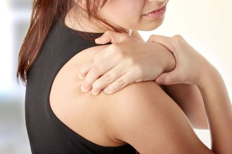 With cervical osteochondrosis, the pain spreads to the shoulder